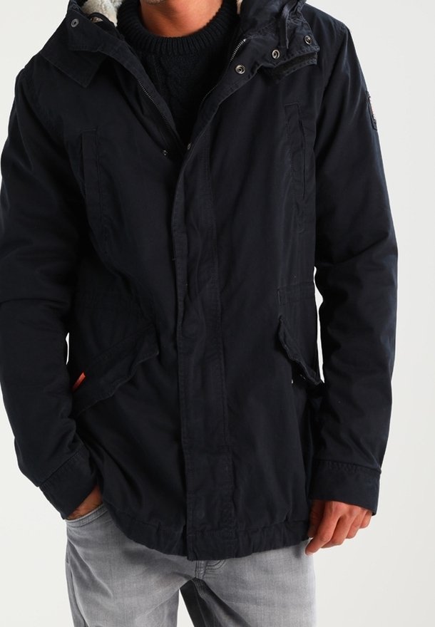 Marineblaue Outdoor-Jacke aus Baumwollmischung, mit Kapuze, Reißverschluss, mehreren Fronttaschen und elastischen Bündchen. Texturierte Oberfläche.