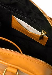nat & nin MINI MACY - Borsa a mano - mustard