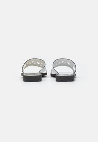 KARL LAGERFELD SKOOT II CUT OUT - Papucsszandálok - white/silver