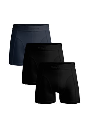 Drie paar herenboxershorts in donker marineblauw en zwart. Gemaakt van gladde stof, met een merkband en een gevormd design.