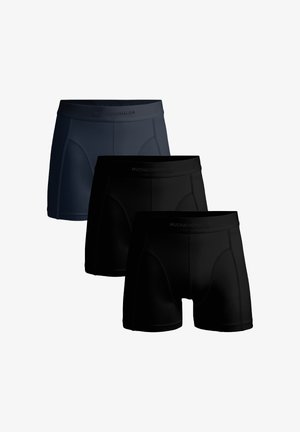 Tre par herreboxershorts i mørk marineblå og sort. Fremstillet af glat stof med et mærket taljebånd og en formet pasform.