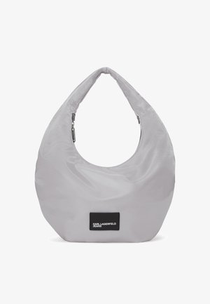 Borsa hobo in nylon grigio con forma curvata, texture lucida e patch con logo nero. Presenta una chiusura con zip e una tracolla.