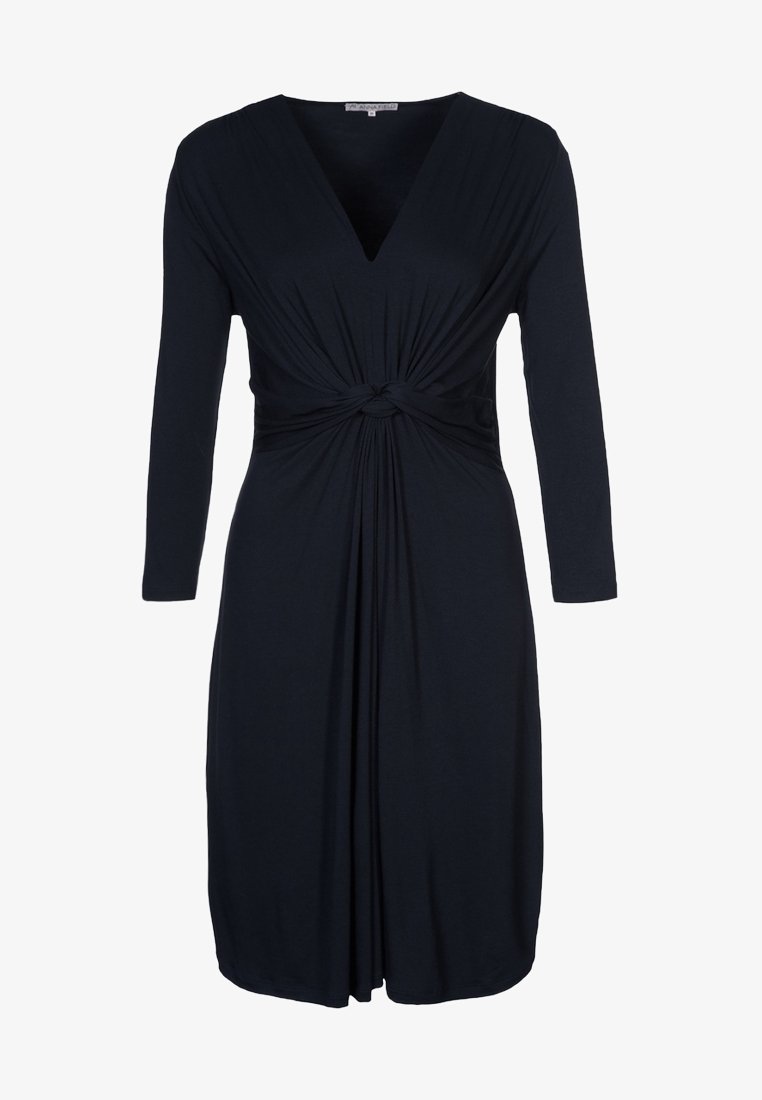 Robe noire longueur genoux avec manches longues, encolure en V et détail noué torsadé à la taille créant un effet de tissu froncé.