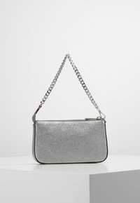 Srebrna metaliczna torebka kopertówka o teksturowanym wykończeniu, z łańcuszkiem i zapięciem na zamek, prostokątna forma oraz czarne wykończenie.