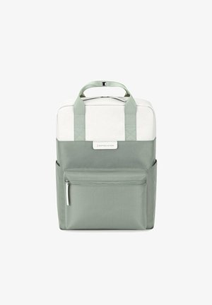 Mochila bicolor con una sección superior blanca y una inferior verde claro. Presenta un tejido texturizado, dos asas superiores y un bolsillo frontal con cremallera.