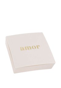 Caja cuadrada de color rosa suave con bordes redondeados y una inscripción en dorado que dice "amor" en la tapa. Textura suave con un acabado mate.