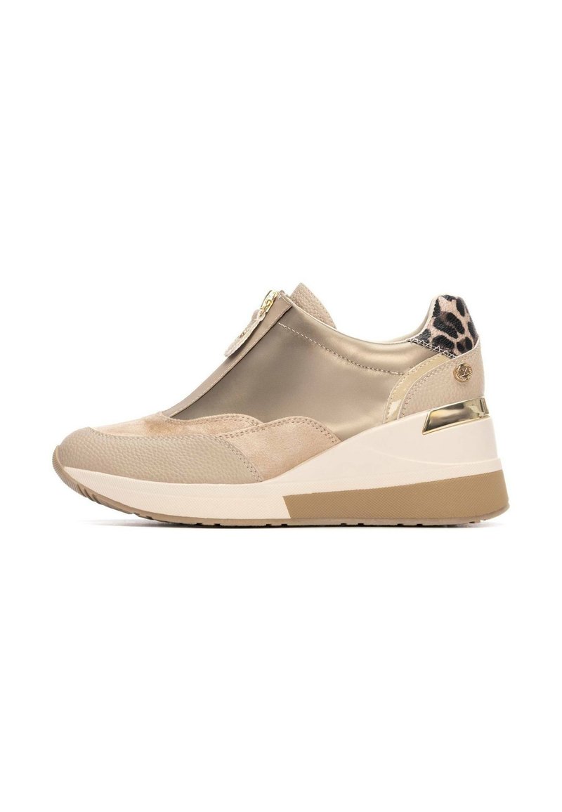 Zapatillas cuña beige con un upper suave y brillante, puntera texturizada y detalles de estampado de leopardo en el talón. Cierre de cremallera lateral.