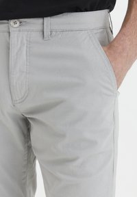 Solid SDKILLIAN REGULARFIT - Chinos tipa bikses - light grey