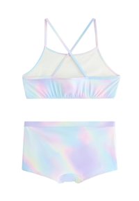 To-delt badetøjssæt med pastel iriserende crop top med krydsede stropper på ryggen og matchende lavtaljede underdele, begge med en glat, blød tekstur.