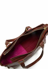 Borsa a mano in pelle marrone con trama, ferrature dorate, cerniera superiore e fodera interna in tessuto rosa a contrasto. Dotata di doppi manici per il trasporto.