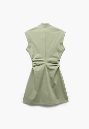 Vestido verde sin mangas con un escote alto, detalles de cintura ajustada y una falda fluida; fabricado con una tela suave y ligera.