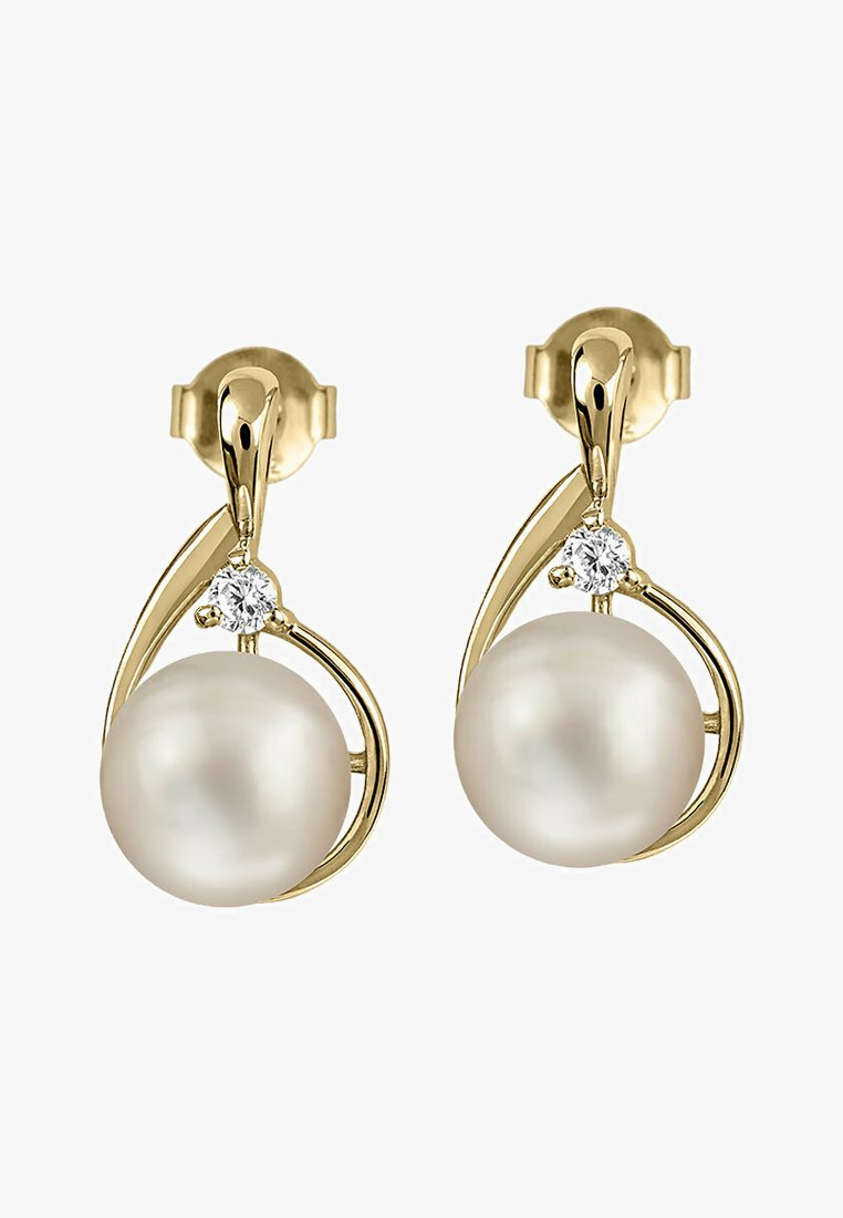 Boucles d'oreilles en or ornées d'une grande perle blanche à la base, accentuées par une pierre gemme ronde et transparente au-dessus, disposées dans un design courbé et fluide.