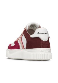 Sneaker caratterizzato da una combinazione di suede rosso e rosa, dettagli in pelle bianca e una suola in gomma bianca rigata. Include un dettaglio unico sul tallone.