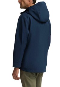 Chaqueta con capucha de color azul marino, con una textura suave, que presenta un cierre con cremallera y detalles de costura. Modelo mostrado de espaldas, vistiendo pantalones caqui.