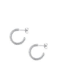 Des boucles d'oreilles en argent en forme de cerceau présentent un design courbé orné de petits strass scintillants le long du bord extérieur et d'une fermeture par tige.