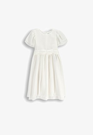Biała sukienka z krótkimi bufkami, dopasowanym gorsetem z marszczeniami i zwiewnym dołem. Gładki materiał o lekkiej teksturze.