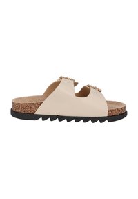 Beige slide sandal med två utskurna remmar, metallisk kedjedetalj, korkmellansula och gummiyttersula med zigzagmönster.