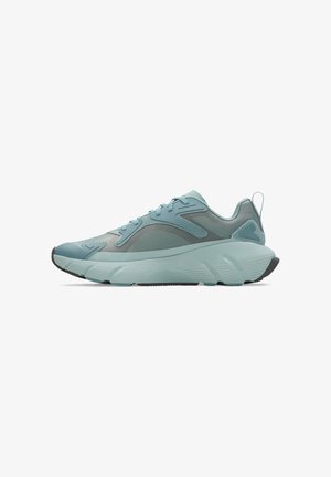 Atletische sneakers in lichtblauw, met een bovenwerk van mesh, een gevoerd kraagje en een dikke zool met een textuur voor grip, ontworpen voor comfort en ondersteuning.
