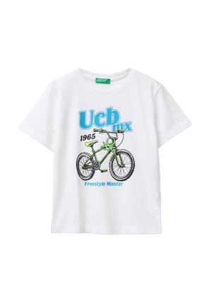 Camiseta blanca de manga corta con gráfico de bicicleta BMX en verde y negro, texto azul "Ucb mx", año "1965" y "Freestyle Master" impreso debajo.