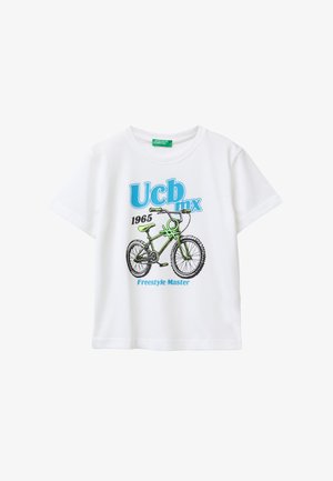 Wit T-shirt met korte mouwen met een groene en zwarte BMX-fietsafbeelding, blauwe tekst "Ucb mx", jaar "1965" en "Freestyle Master" onderaan gedrukt.