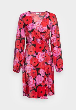 Vestido envolvente floral con mangas largas, escote en V y una mezcla de patrones de flores rojas y rosas sobre un fondo negro. Textura de tela suave.