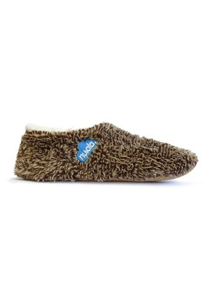 Pantufla marrón, esponjosa, con un interior suave, punta redondeada, etiqueta de marca y exterior texturizado. Suela plana para uso en interiores.