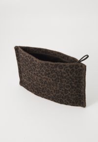Brun og sort fuzzy leopardmønstret clutchtaske med lynlåsclosure og sort trækloop på hvid baggrund.