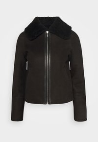 Veste noire avec fermeture éclair frontale et grand col texturé, manches longues et taille cintrée sur un fond uni.