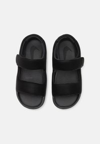 Sorte sandaler med justerbare stropper, gummisåle, teksturert fotbed og glatt ytterstoff. Minimalistisk design, passende for hverdagslig bruk.