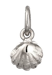 Charm en argent en forme de coquillage avec des nervures détaillées et une finition polie, comportant une petite boucle pour l'attache.