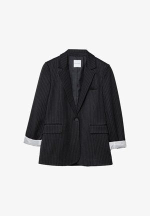 Sort blazer med nålestriber, notched revers, to forlommer og hvide stribede manchetter. Har en enkelt knaplukning og glat for.