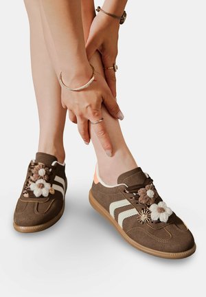 Baskets basses - marron