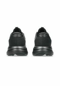 Een paar zwarte sport schoenen gezien vanaf de achterkant, met zichtbare dempende tussenzolen en 'GEL-EXCITE 11' labels op de hiel tabs.