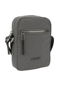 Kompakt grå crossover taske med frontlomme med lynlås, sølvfarvede lynlåse, sorte draghåndtag og "JOOP!"-logo prægede på fronten.