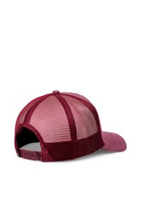 Gorra burdeos con una parte trasera de malla texturizada, diseño estructurado y correa ajustable. Visera redondeada y patrones de material en contraste.