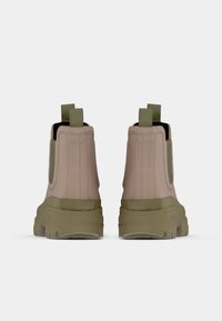 Μπότες με χρώμα μπεζ και ελιάς, με κομψό σχεδιασμό, ψηλό άξονα, λουράκια για τράβηγμα και χοντρή σόλα.