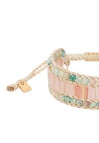 Pärlarmband med rosa och gröna stenar, flätad gyllene rep, justerbar låsning, platta rektangulära pärlor, strukturerad yta.