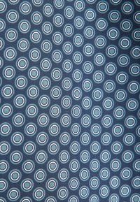 Tessuto blu marino con un motivo ripetuto di piccoli cerchi bianchi circondati da sottili anelli azzurri, creando un design geometrico e testurizzato.