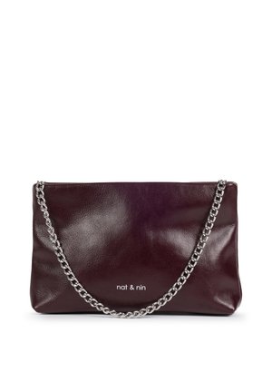 Pochette en cuir bordeaux foncé avec bandoulière chaîne argentée et petit logo blanc "nat & nin" au centre avant.
