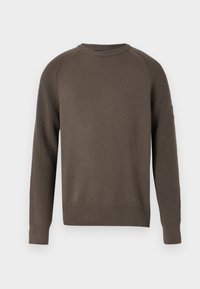 Brązowy sweter z długim rękawem i okrągłym dekoltem, wykonany na drutach, z teksturowanym ściągaczem przy mankietach, dole i ramionach, wyeksponowany na gładkim tle.