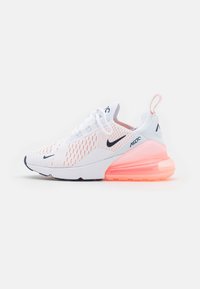 Vita och ljusrosa Nike Air Max 270 sneakers med ovandel i mesh, svarta swoosh-logotyper och en stor genomskinlig rosa luftkuddessula.