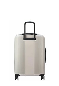 Valigia rigida color crema con texture a righe verticali, dettagli neri, manico telescopico e quattro ruote per la mobilità.