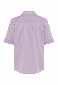Chemise lavande à manches courtes avec col, empiècement arrière plissé et revers de manches repliés.