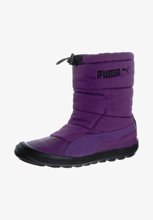 Botte isolante violette avec tige rembourrée, semelle en caoutchouc et un cordon latéral pour un ajustement réglable. Logo affiché de manière proéminente.