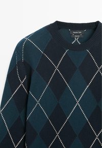 Donkerblauwe en groene argyle gebreide trui met wit gestikt diamantenpatroon en ronde geribde hals, label vermeldt Massimo Dutti.