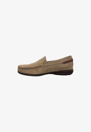 Mocassin beige en daim à enfiler avec coutures marron foncé, semelle basse noire et accent marron sur le talon, vu de profil.