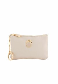 Pochette en cuir beige avec ferrures dorées. Dispose d'une fermeture éclair, d'un accent rond à l'avant et d'une chaîne attachée à un anneau circulaire.