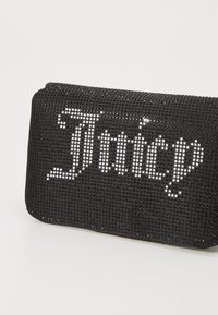 Borsa a pochette nera rivestita di strass, con la parola "Juicy" in un carattere corsivo bianco. Forma rettangolare compatta con superficie testurizzata.