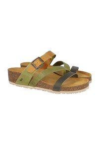 Sandalias verdes y marrones con tiras cruzadas, plantilla de corcho, suela de goma de color claro y un acento de hebilla de metal.