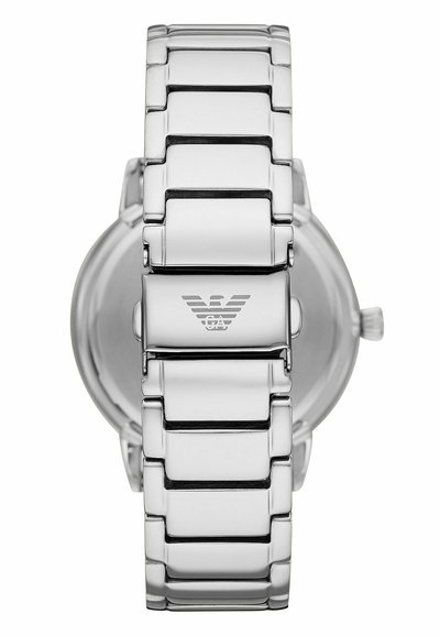 Silbernes Metallarmbanduhr mit einem Gliederarmband und rundem Gehäuse. Verfügt über ein Logo auf der Schließe und ein schlichtes Design. Glatte, glänzende Oberfläche.